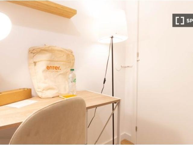 Habitación en piso compartido de 11 habitaciones en alquiler en El Raval