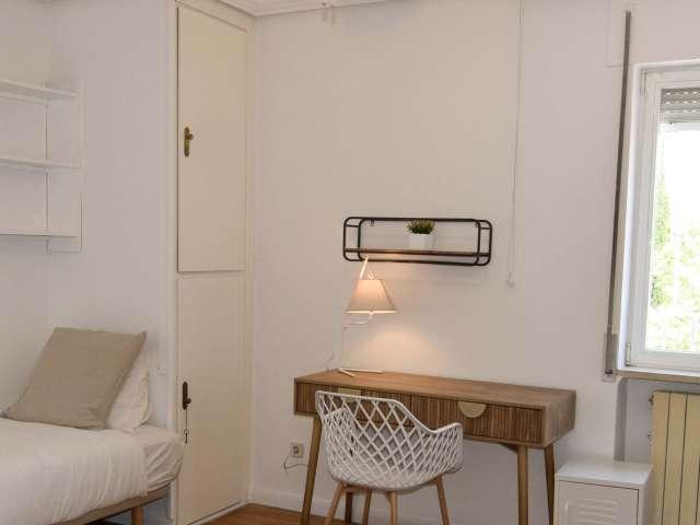 Habitación en piso compartido de 11 habitaciones en Nueva España, Madrid