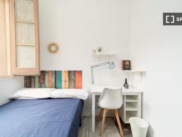 Habitación en piso compartido de 17 habitaciones en El Raval.