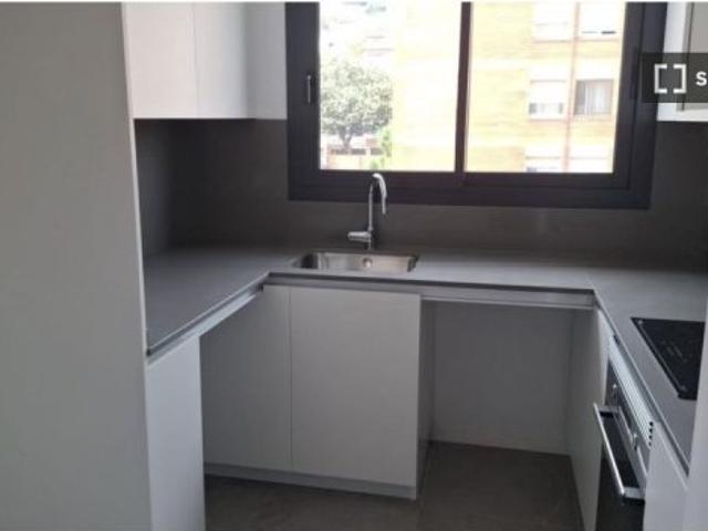Habitación en piso compartido de 1 dormitorio en alquiler en Los Rosales, Madrid