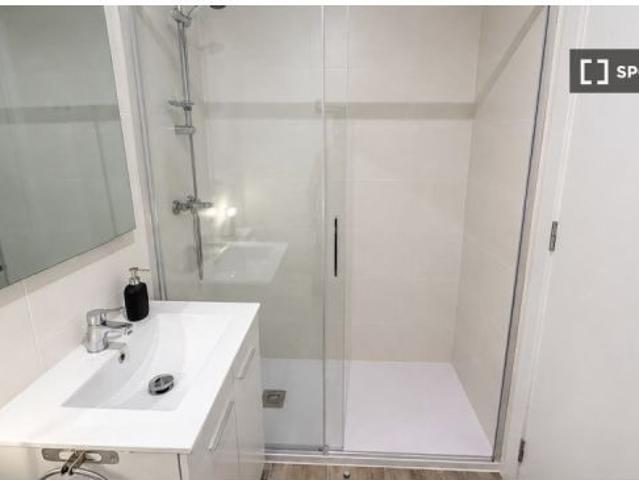 Habitación en piso compartido de 1 dormitorio en alquiler en Sants