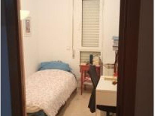 Habitación en piso compartido de 1 dormitorio en alquiler en Sants Badal, gastos incluidos, solo hom