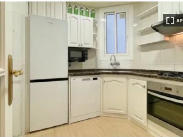 Habitación en piso compartido de 1 dormitorio en alquiler en Sants Badal, ideal para mujeres