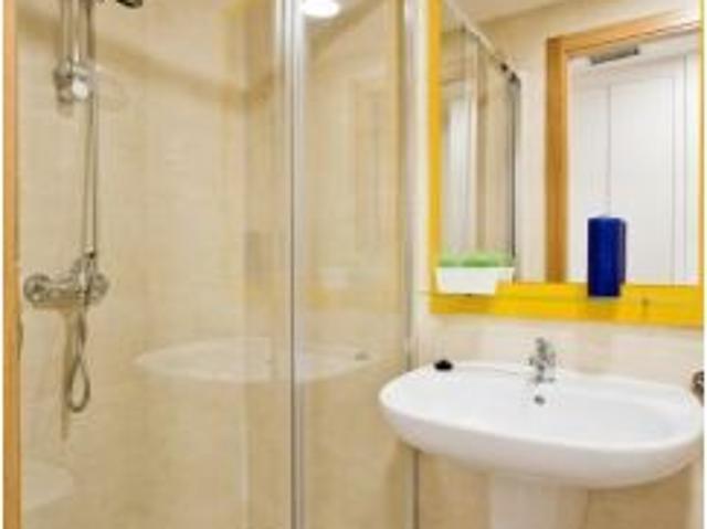 Habitación en piso compartido de 1 habitación en alquiler en Ensanche Zabalgunea, ideal para estudia