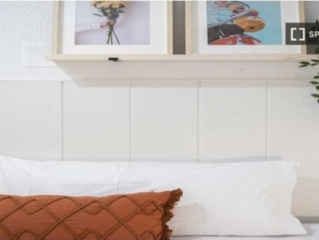 Habitación en piso compartido de 25 habitaciones en Valdeacederas, con todos los gastos incluidos
