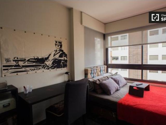 Habitación en piso compartido de 2 habitaciones en alquiler en Trinitat, solo profesionales