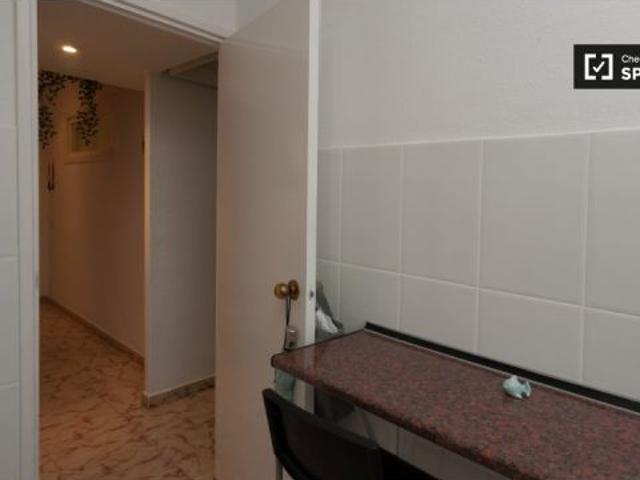Habitación en piso compartido de 2 habitaciones en alquiler en El Raval, adecuada para profesionales