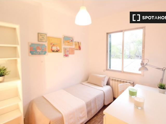 Habitación en piso compartido de 3 camas, Abrantes, Madrid