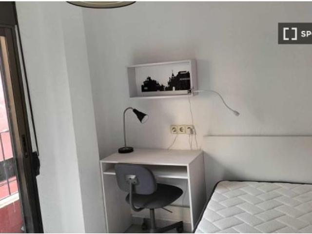 Habitación en piso compartido de 3 habitaciones en alquiler en Albors, solo para profesionales