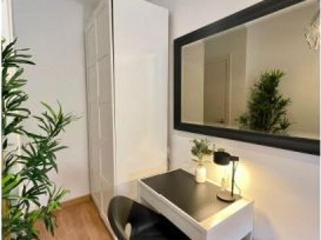 Habitación en piso compartido de 3 habitaciones en alquiler en Castilla perfecta para profesionales