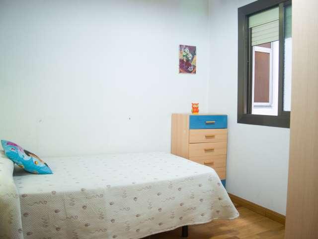 Habitación en piso compartido de 3 habitaciones en alquiler en Collblanc