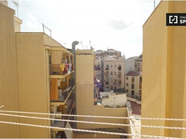 Habitación en piso compartido de 3 habitaciones en alquiler en El Raval, solo para profesionales y e