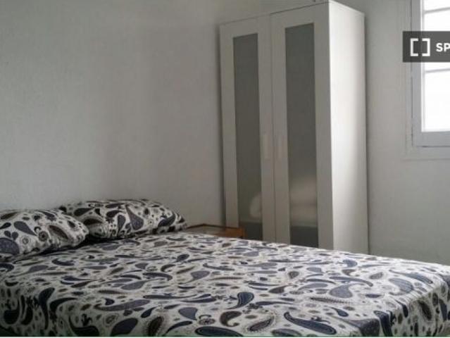 Habitación en piso compartido de 3 habitaciones en alquiler en El Raval, solo profesionales
