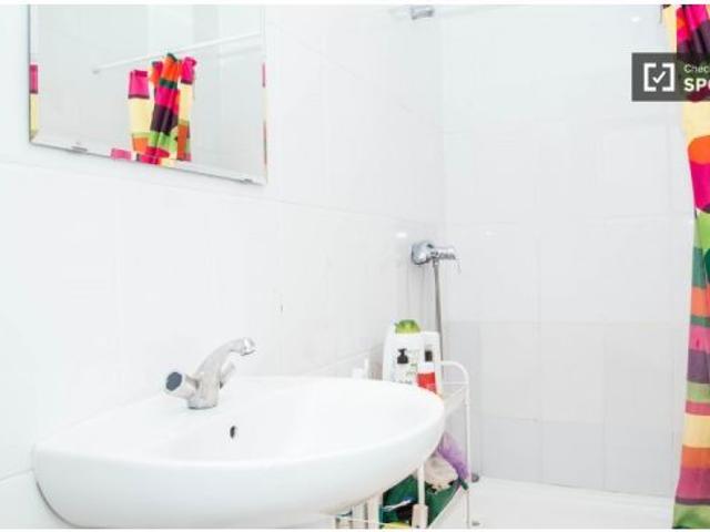 Habitación en piso compartido de 3 habitaciones en alquiler en El Raval, solo profesionales