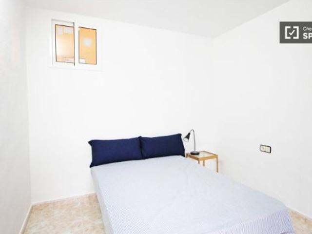 Habitación en piso compartido de 3 habitaciones en alquiler en El Raval, solo profesionales y estudi