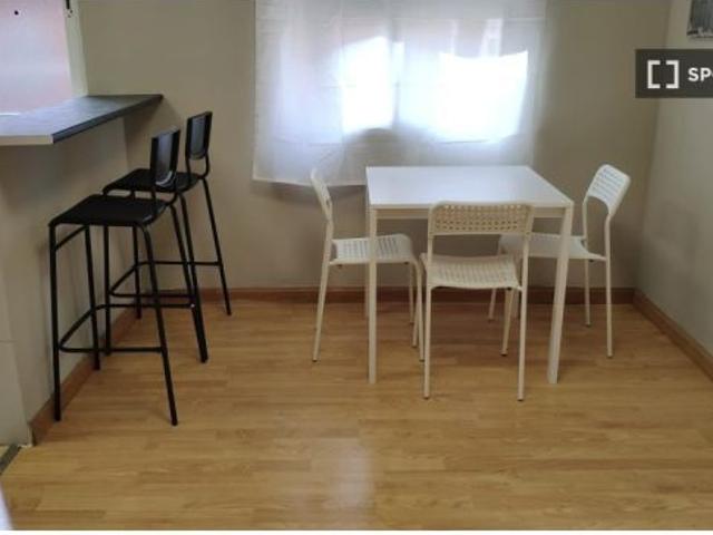 Habitación en piso compartido de 3 habitaciones en alquiler en Numancia, Madrid