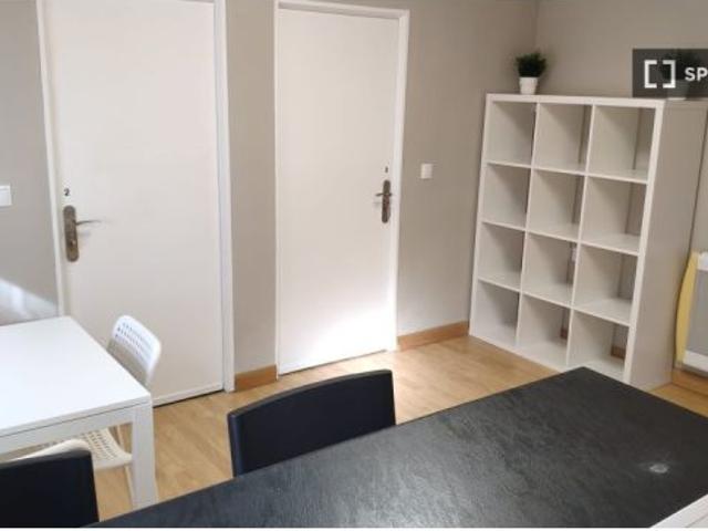 Habitación en piso compartido de 3 habitaciones en alquiler en Numancia, Madrid