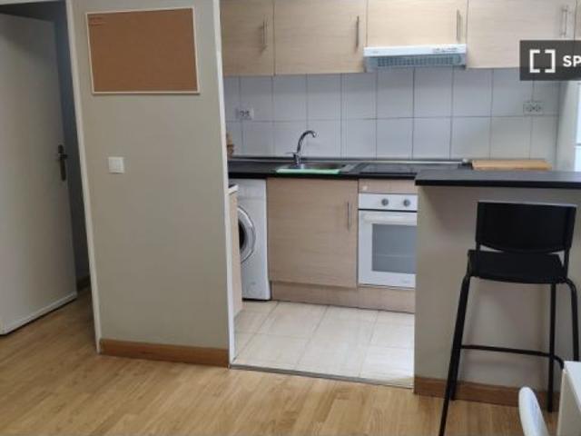 Habitación en piso compartido de 3 habitaciones en alquiler en Numancia, Madrid