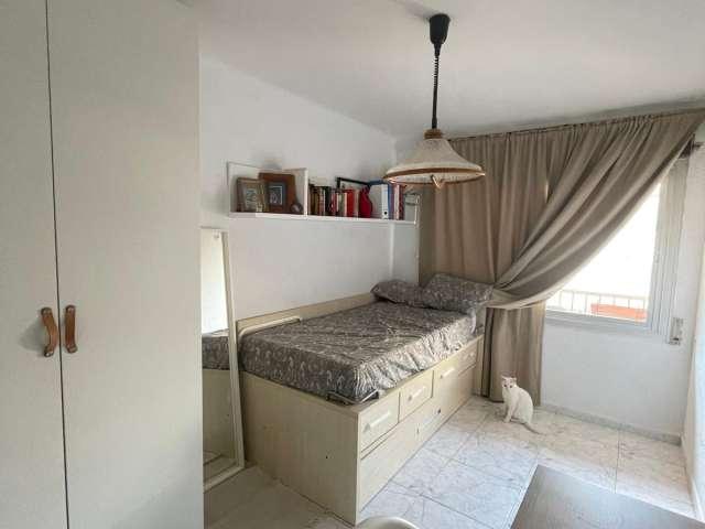 Habitación en piso compartido de 3 habitaciones en alquiler en Santa Coloma