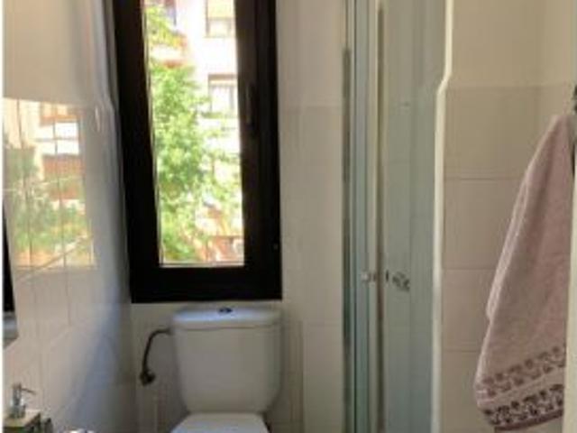 Habitación en piso compartido de 3 habitaciones en alquiler en San Pedro de Deustu. Profesionales y