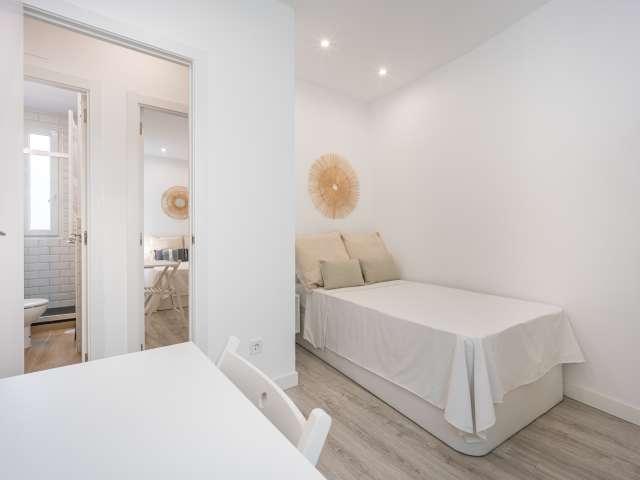 Habitación en piso compartido de 3 habitaciones en Embajadores