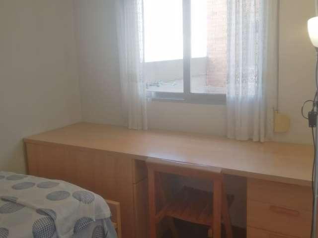 Habitación en piso compartido de 3 habitaciones en Moscardó, Madrid