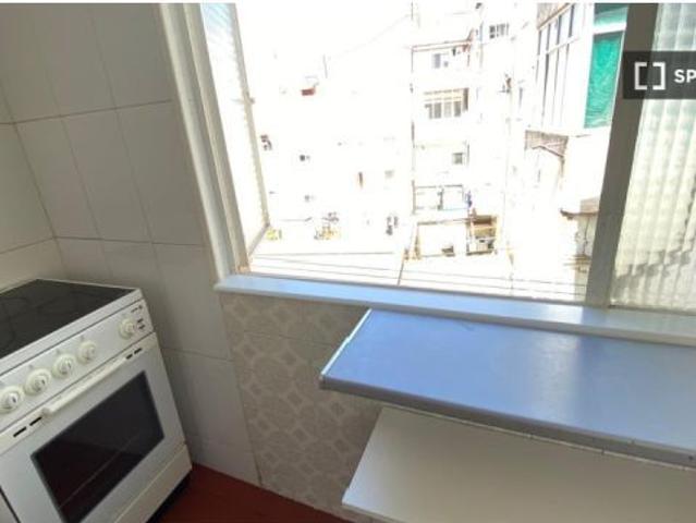 Habitación en piso compartido de 3 habitaciones en Portazgo, se alquilan profesionales y estudiantes