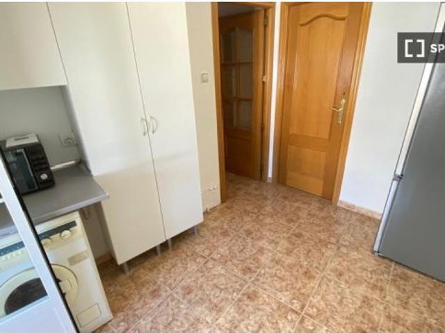 Habitación en piso compartido de 3 habitaciones en Portazgo, se alquilan profesionales y estudiantes