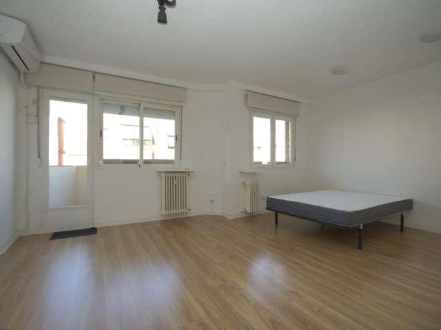 Habitación en piso compartido de 3 habitaciones, Pueblo Nuevo, Madrid