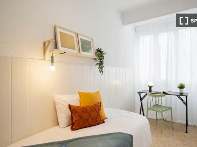 Habitación en piso compartido en alquiler en Valdeacederas, Madrid