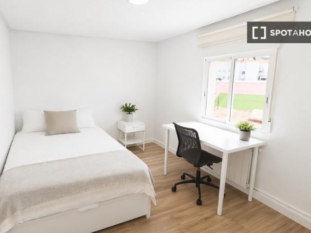 Habitación en piso compartido en alquiler en Valdezarza, Madrid