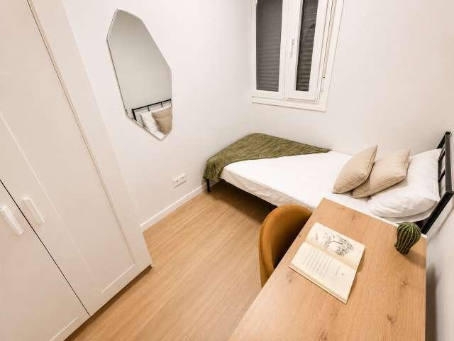 Habitación en piso compartido en alquiler en Arapiles, Madrid
