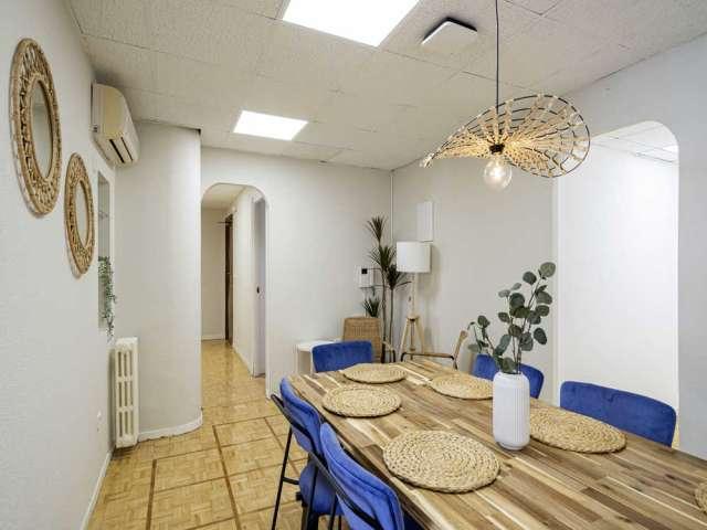 Habitación en piso compartido en alquiler en Castillejos, Madrid