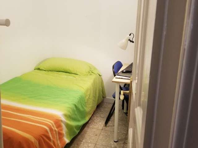 Habitación en piso compartido en alquiler en Embajadores, Madrid