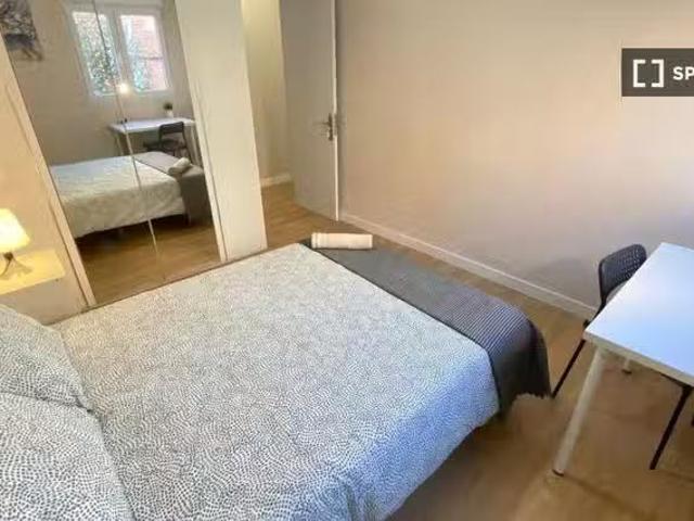 Habitación en piso compartido en alquiler en Palomeras Bajas.