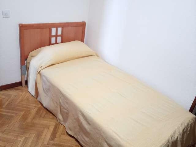 Habitación en piso compartido en alquiler en Rosas, Madrid