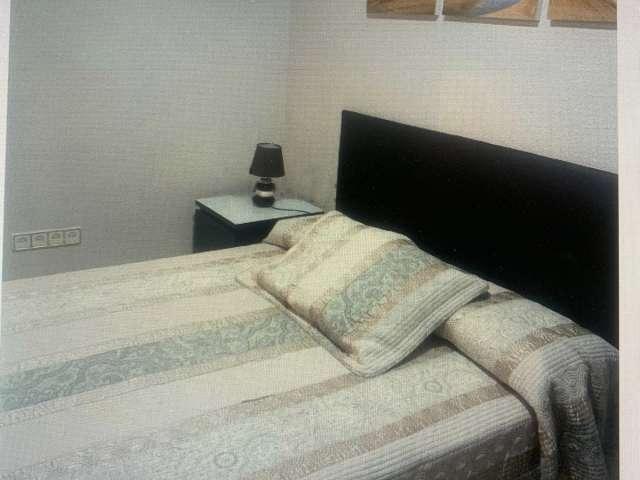 Habitación en piso compartido en alquiler en Rosas, Madrid