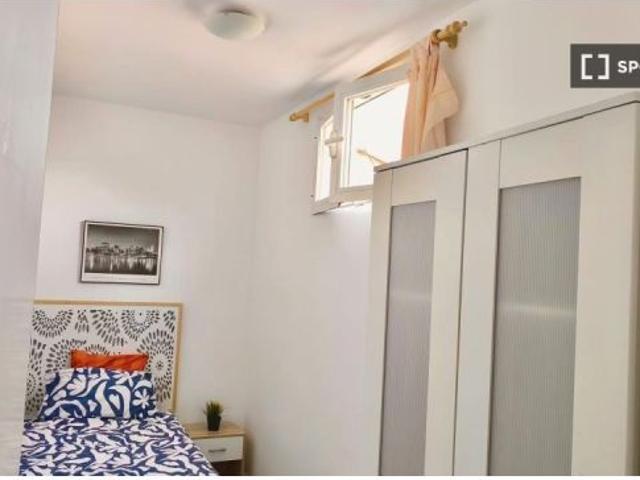 Habitación en piso compartido en alquiler en Sol  se aplican algunas restricciones