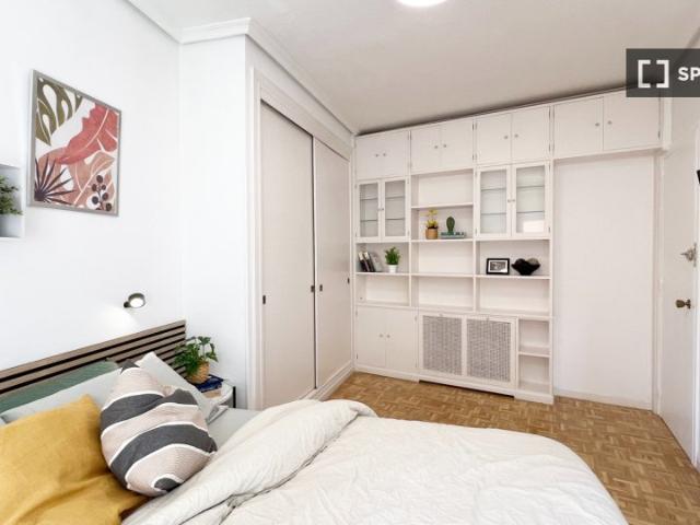 Habitación en piso de 6 habitaciones en alquiler en Fuente del Berro, Madrid