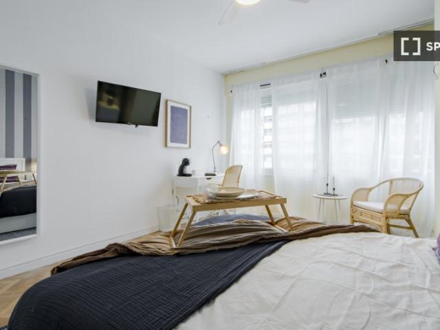 Habitación en piso compartido en Castillejos, Madrid