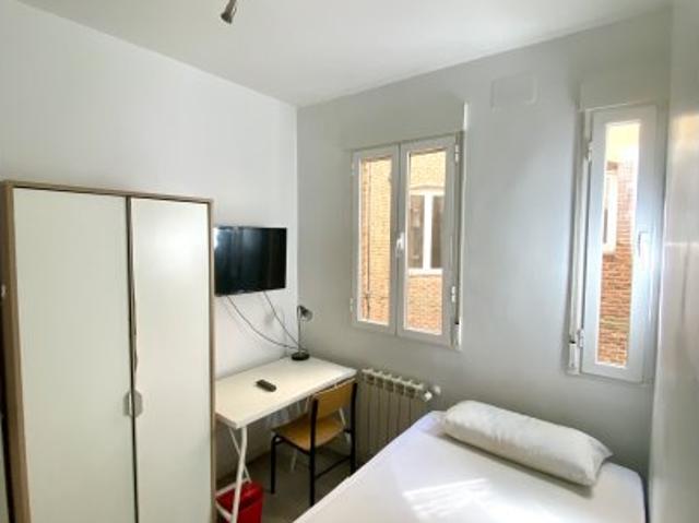 Habitación en piso compartido en Castillejos, Madrid