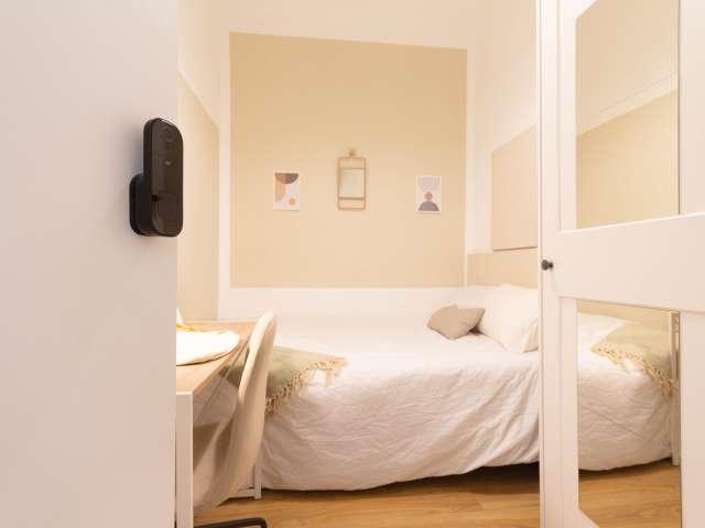 Habitación en piso compartido en el raval, barcelona