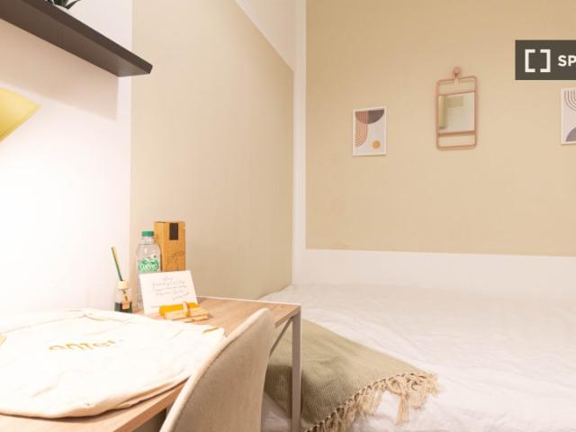 Habitación en piso compartido en el raval, barcelona
