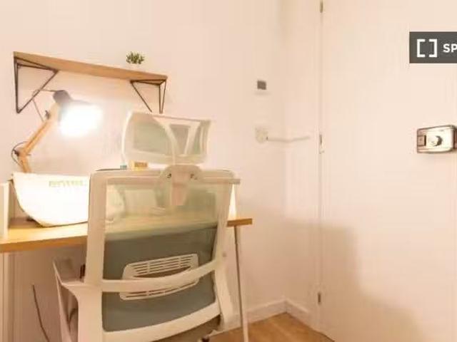 Habitación en piso compartido en el raval, barcelona