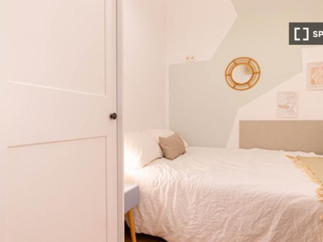 Habitación en piso compartido en el raval, barcelona