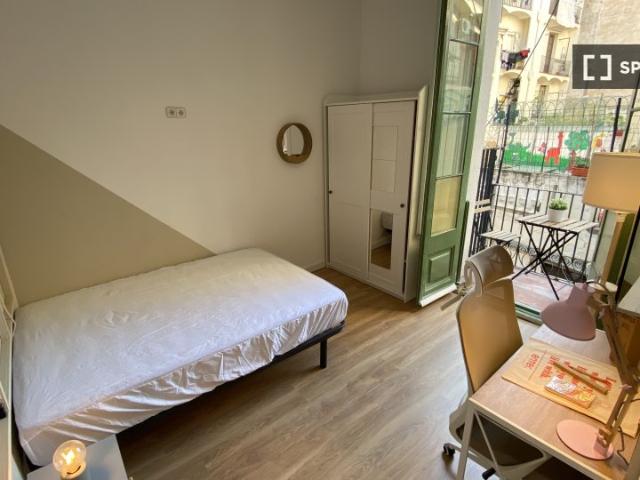 Habitación en piso compartido en el raval, barcelona