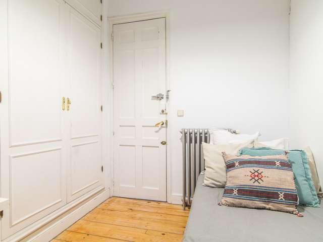 Habitación en piso compartido de 6 habitaciones en alquiler en Embajadores, Madrid