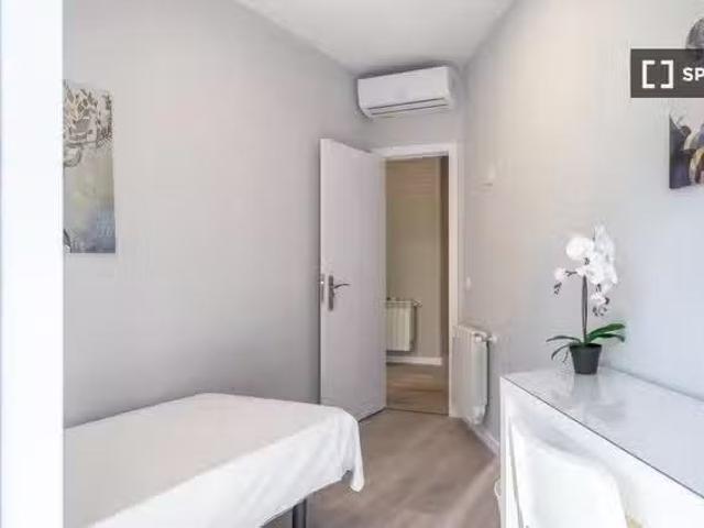 Habitación en piso compartido en Numancia, Madrid