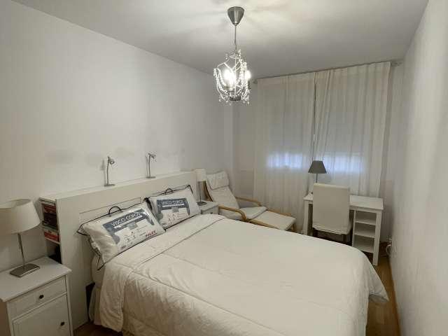 Habitación en piso de 3 dormitorios, Valverde, Madrid
