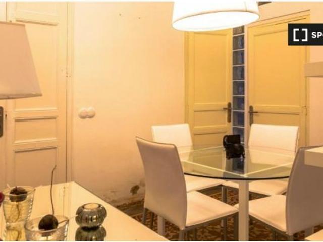 Habitación en piso de 3 dormitorios en el Eixample Dreta